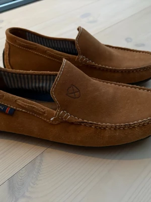 Bruna mocka loafers från Zeus - Snygga bruna loafers i mocka från Zeus. Använda ett fåtal gånger så i väldigt fint skick