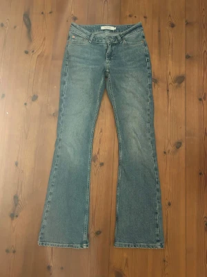 Ljusblåa Junkyard jeans - Använda men inga defekter, säljer för att de är för korta. Nypris 600.