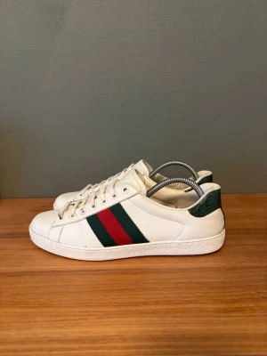 Gucci ace  - Säljer ett par vita Gucci ace skor i väldigt bra skick. Storlek 41 men passar även 42. Självklart äkta!!