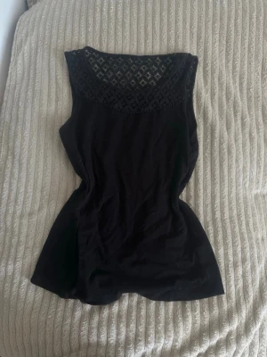 Svart fin topp❣️ - En fin och elegant topp med spetsig överdel ❣️ har tyvärr ingen lapp om märke eller storlek❣️ 