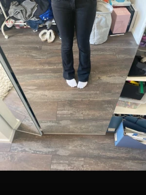 Svarta bootcut jeans med stretch - Säljer ett par svarta bootcut jeans med snygg passform och stretchigt material. Jeansen har klassisk femficksdesign och normal midja. Perfekta för dig som gillar en tidlös look med lite vidare ben nertill.