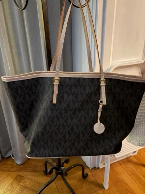 Svart Michael Kors tote-väska - Väskan är oanvänd 💓