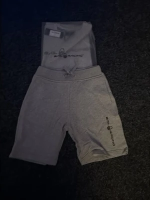 Grått sett från sail racing.  - Helt nytt grått sett från Sail racing som passar i vardagen. Storlek 160 i tröjan o shorts men kan även få med ett par shorts i storlek i 170. Pris går absolut att diskutera🙂