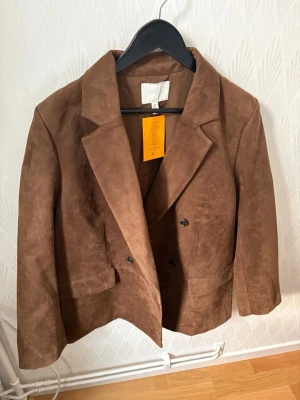 Brun mocka Jacka - Helt ny H&M jacka. I mocka (möjligtvis fejk mocka) aldrig använd. Den rätt så stor! 