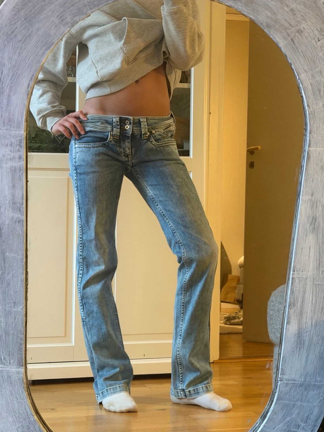 Ljusblå bootcut jeans med låg midja