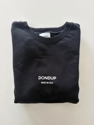Dondup Tröja - Klassisk stilren svart sweatshirt från Dondup. Skicket är minst 9/10 inte mycket använd och storlek M. Skriv vid frågor! Pris kan diskuteras!