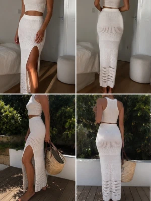 Vitt virkat set med kjol och topp - Bara testat och förvarat i garderoben. Säljer ett vitt virkat set med en ärmlös crop top och en lång kjol med hög slits. Setet har ett snyggt hålmönster och är gjort i ett mjukt, stretchigt material. Perfekt för sommardagar eller strandhäng. Kjolen har hög midja och toppen har en rund halsringning. Linnets längd: 26,5 cm och kjolen 96 cm.