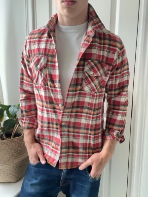 Nudie jeans skjorta  - Nudie jeans skjorta, lite stor på modellen. Inga defekter! Modellen i bilderna är 180 cm 75 kg och bär Storlek M , Kom med frågor! 🌟 (Kan gå ned i pris vid köp av paket 😉) 