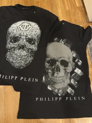 Svart t-shirt från Philipp Plein - Säljer 2 HELT NYA Philip Plein T shirtar. 400 st, pris kan diskuteras vid snabb affär. Kan såklart skicka fler bilder vid intresse XL men kan passa L 