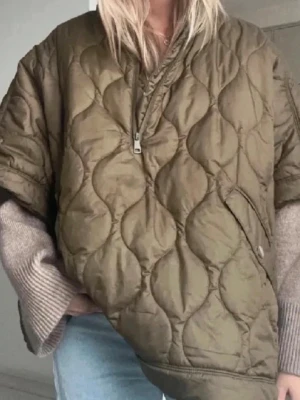 quiltad poncho-jacka - en cool olivgrön poncho-jacka med quiltad mönster och nice passform!! jackan är ifrån h&m (säljs inte längre) och är i storlek xs men den passar flera storlekar eftersom den är stor i passformen😇fint skick, perfekt nu till kallare vårdagar och även senare till hösten!! ❤️