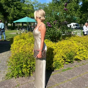 Balklänning - Säljer min superfina ”champagne färgade” balklänning från meshki!! Storlek S . Kan behöva kemtvätt. Passar mig som är 155 cm lång (lånade bilder). Klänningen är använd därav det låga priset! Se sista bilden