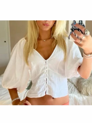 Vit linneblus hm - Superfin och populär blus i linnematerial som passar perfekt nu till sommaren! ☀️ Blusen är i storlek S och har aldrig kommit till användning, därför i nyskick! 🌷🌷 (Lånade bilder)