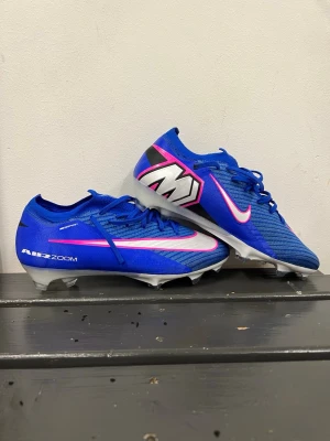 Nike mercurial elite - Säljer ett par Nike mercurial vapor elite i storlek 39. Dem är använda en träning (nyskick) men var för små. Påse medföljer också!