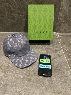 Gucci keps - Säljer en ass snygg blå Gucci keps i strlk M. Kepsen är sprillans ny och oanvänd, och sitter perfekt till sommaren. Box medföljer vid köp. Hör av er vid minsta lilla fundering!