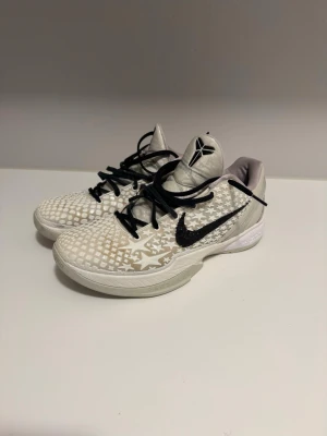 Kobe 6 All star - Säljer mina Kobe 6 All star då de är för små. Har försökt få in de ett tag men tyvärr sitter de mer som en 44-44.5 än 45. Bytta till svarta snören men original snören tillkommer. Kvitto finns. Nypris 405$ på StockX.