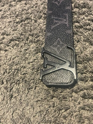 Svart skärp - Ett svart skärp med läder material knappt använd men små tecken på andvändning i hålen.
