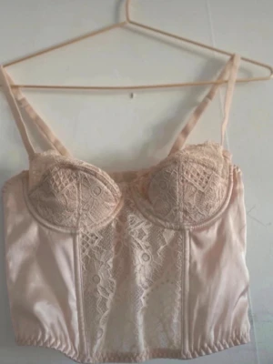Söt spetskorsett Urban Outfitters S/M - En så fin ljusrosa korsett med spetsdetaljer💕Storleken funkar för både S/M eftersom den går att reglera. Använd en gång!   