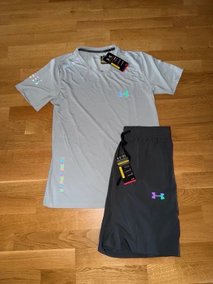 Under armour - Short set // Alla storlekar från S - XL - Under Armour set i nyskick – t-shirt + shorts. Helt oanvänt med lappar kvar. Snygga detaljer och skönt material, perfekt för gym eller vardag. Säljs som set. Finns även i fler storlekar, det är bara att skriva vilken storlek man vill ha☺️