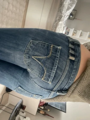 Lågmidjade diesel jeans - S/M Säljer ett par klassiska blå jeans som är i bra skick. Tyvärr för små så de kan inte riktigt till användning. Pris är diskuterbart, skriv vid frågor