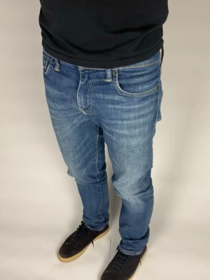 Levis 511 Jeans - Storlek W30L32  Färg: Blå  Modellen är 180cm 75kg  Nypris: ca 1200 kr  Skick: Bra utan defekter (normalt slitage)  Prisvärt alternativ med mycket kvar att ge