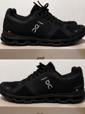 On Cloudrunner skor helsvarta Waterproof  - Säljer mina stilrena och vattentäta On Cloudrunner i helsvart. Perfekta löparskor som kombinerar suverän dämpning och stabilitet med en snygg design som funkar lika bra till vardagen. 