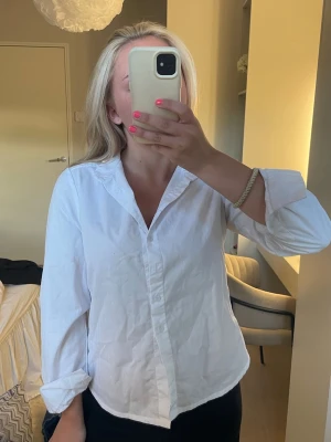 Vit klassisk skjorta i bomull🩵 - Snygg vit skjorta med klassisk krage och knäppning framtill. Skjortan har lång ärm och är tillverkad i mjuk bomull, perfekt för en clean och stilren look. Passar till allt och är enkel att styla.