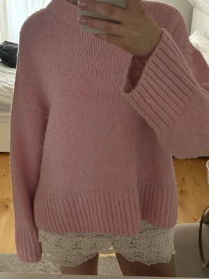 Rosa stickad tröja - Säljer den här super söta stickade tröjan från Gina Tricot! Skriv om du har frågor eller vill ha fler bilder!❤️