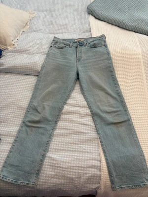 Ljusblå raka jeans från Levi's - Säljer ett par väldigt snygga klassiska ljusblå jeans från Levi's med rak passform. Väldigt bra skick💙