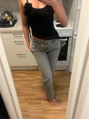 Jeans - Grå jeans midwaist med knappar