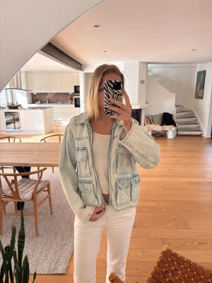 Oversized jeansjacka - Super snygg med många olika fickor som en extra fin detalj. Från hm, gott skick.  