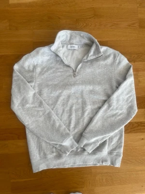 Les Deux Half Zip - Ljusgrå sweatshirt med halv dragkedja från Les Deux. Tröjan har broderad logga på bröstet, ribbade muddar och krage. Perfekt för en avslappnad och stilren look. Mjuk bomullsblandning som känns skön mot huden. Tröjan är i storlek S i väldigt bra skick. Finns inte minste fläck eller skada. Nypris: 1200kr.            Hör av er vid frågor eller andra funderingar!       Skickas snabbt och välpackat📦💨