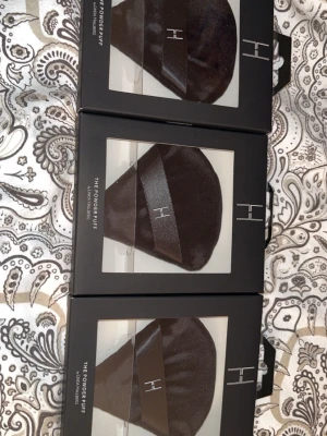 3 nya powderpuffs från Linda Hallberg - Säljer tre nya svarta powder puffs från Linda Hallberg, perfekta för att applicera puder och få en flawless finish. Puffarna har en halvmåneformad design med ett elegant band med LH-logga för enkel applicering. Kommer i snygg svart förpackning. Nypris 129 styck från Lyko