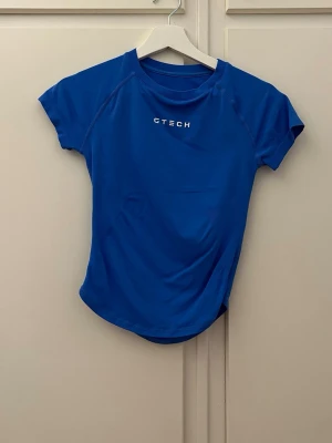 Tränings t-shirt - Säljer denna super snygga tränings T-shirt då jag tyvärr inte får användning av den. Den är från Gtech k storlek M. Endast använd fåtal gånger💖