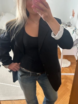 Oversized svart kavaj - Säljer denna oversized kavaj köpt på second hand🥰🥰 lite gråsvart och svagt randig med axelvaddar😍😍