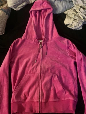 Rosa juciy couture tröja - Den är lite sliten från tvättmaskin men funkar helt perfekt.