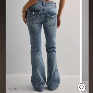 Low Waist Luxury Bootcut Jeans - Säljer dessa helt nya bootcut Jeans från nelly med lapp kvar. Har sytt upp dem någon cm men tyckte dem blev lite för korta för min stil (se bild 3 och 4). Är 165cm och dem slutat ungefär vid ankeln på foten på mig. Skriv om ni vill ha bilder på jeansen eller har frågor🩷Köpte för 799 men säljer för 500 då dem är helt nya men uppsydda!🌸ge gärna pris förslag