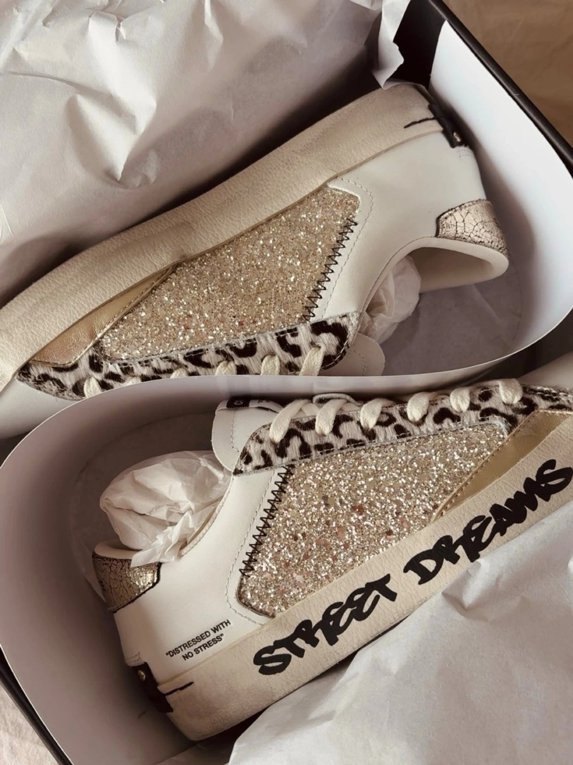Glittriga sneakers från Crime London