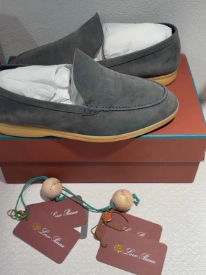 Loro Piana Summer Walk - Loro Piana Summer Walks i storlek 42 EU. Mycket bra skick men de är använda. Box, certifikat och dustbags fås med. Hör gärna av dig vid funderingar!