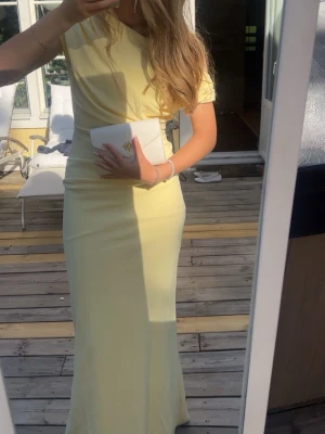 Ljusgul långklänning oneshoulder - Säljer min fina bal klänning i ljus gul färg. Använt bara en gång (till balen). Nypris 899kr från bubbelroom. Kan skicka mer bilder om man vill ha och är intresserad. Pris kan diskuteras.❤️