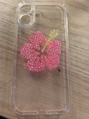 Rhinestonat mobilskal🫰🏻 iPhone 17 - Köpppp!!! Jättefint! Jag kan inte använda den för att jag har kameraskydd med stenar på❤️❤️ jag har aldrig använt det❤️🫰🏻
