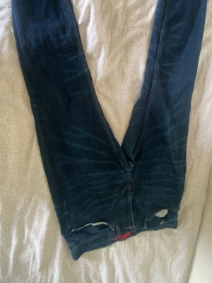 Hugo jeans slim/relaxed fit  - Säljer ett par mörkblå slim fit jeans med klassisk femficksdesign och diskreta slitningar. Jeansen har normal midja och raka ben. Materialet är mjukt denim i bomull med lite stretch för extra komfort. Perfekta till en avslappnad stil.