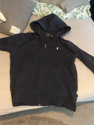 Mörkblå hoodie från Polo Ralph Lauren - Säljer min ralph lauren hoodie då den har krympt på mig, ifrån zalando nypris ca 2100, hör av er om frågor och funderingar 🤗