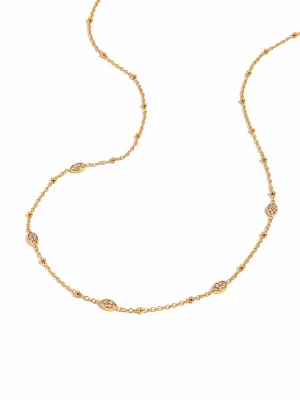 Guldpläterat halsband  - Ett vackert och stilrent halsband tillverkat av rostfritt stål, pläterat med 18K guld. Halsbandet är vattentåligt och allergivänligt – perfekt för daglig användning. De glittrande strass-stenarna (rhinestones) ger ett mjukt och feminint uttryck som passar både vardag och fest.  💛 Rostfritt stål 💛 18K guldplätering 💛 Vattentåligt & allergivänligt 💛 Strass / rhinestones