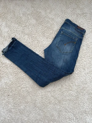 Dondup George Jeans - Säljer ett par Dondup Jeans i modellen George! I fint skick. Har sprätt upp längst ner i benen så de blir lite längre, passar perfekt på mig som är 192 cm! 