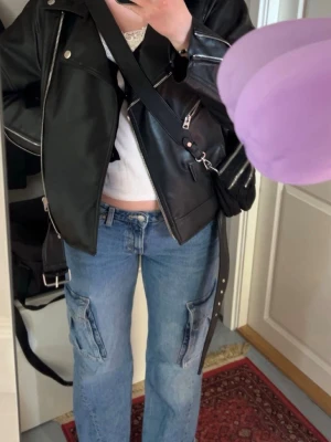Weekday Cargo Jeans Y2K – Blå – Strl 38 - Säljer ett par snygga blå cargojeans från Weekday i storlek 38. Rak och avslappnad passform med stora cargofickor på sidorna. Perfekta för Y2K-, streetwear- och casual outfits. Mycket fint skick.     📏 Storlek 38 👖 Rak passform / straight leg 💙 Blå denim ✨ Mycket fint skick 🏷️ Weekday