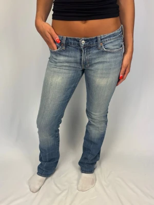 Lågmidjade Jeans - Lågmidjade 7 for all mankind Jeans | Size: 31 | Fint skick, inga defekter | Jag är 168cm lång och väger 60kg | Mått: Ytterbenslängd: 103cm. Midjebredd: 43cm. Lårbredd: 26cm. Fotöppning: 20cm. Kontakta mig vid fler frågor eller funderingar!