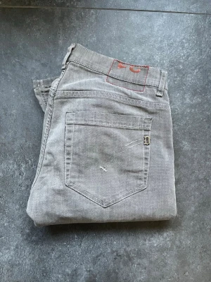 Dondup jeans  - Tjena, säljer nu dessa riktigt snygga och populära dondup jeansen, har för mig att de är George fast den lilla svarta lappen har åkt av, de har även lossnat några få stygn där bak vid fickan, modellen på bilden är 180 cm och väger 65 kg, hör av er vid frågor och funderingar🙌🤝 