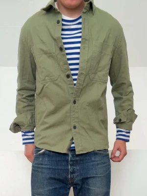 Olivgrön Overshirt  - Olivgrön Overshirt i strl S! Bra skick utan nåra defekter och hör gärna av er vid frågor elr funderingar!!