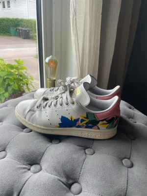 Adidas Stan Smith  - Hej! Säljer dessa Adidas Stan Smith skor. Originalpris 1400 kr. Använda ett tag så lite smutsiga. Storlek 38. 