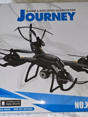 Journey 2.4GHz 6-axlig drönare - Säljer en svart Journey quadcopter med 2.4GHz 6-axlig gyro, kamera och LED-lampor. Drönaren har skyddsbågar runt propellrarna och kan styras via app. Perfekt för dig som vill testa på att flyga drönare och filma från luften.